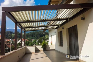 Pergola Climasol na terasi z ročnim pogonom