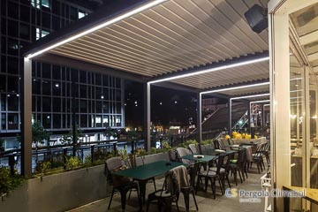 Nočna slika pergole ClimaSol v Ljubljani