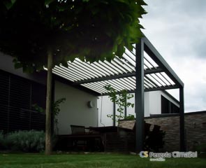 Brisole pergola v atrijskem vrtu