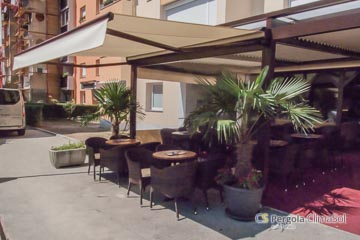 Brisole pergola ClimaSol za senčenje terase bara