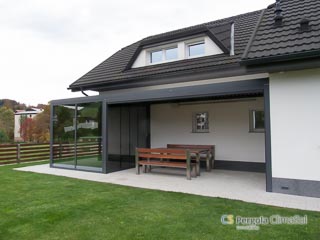Pergola z drsnimi steklenimi paneli