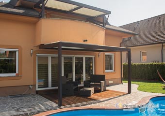 Pergola ob bazenu