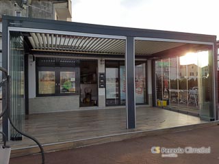 Zasteklitev pergole z zložljivimi steklenimi sistemi